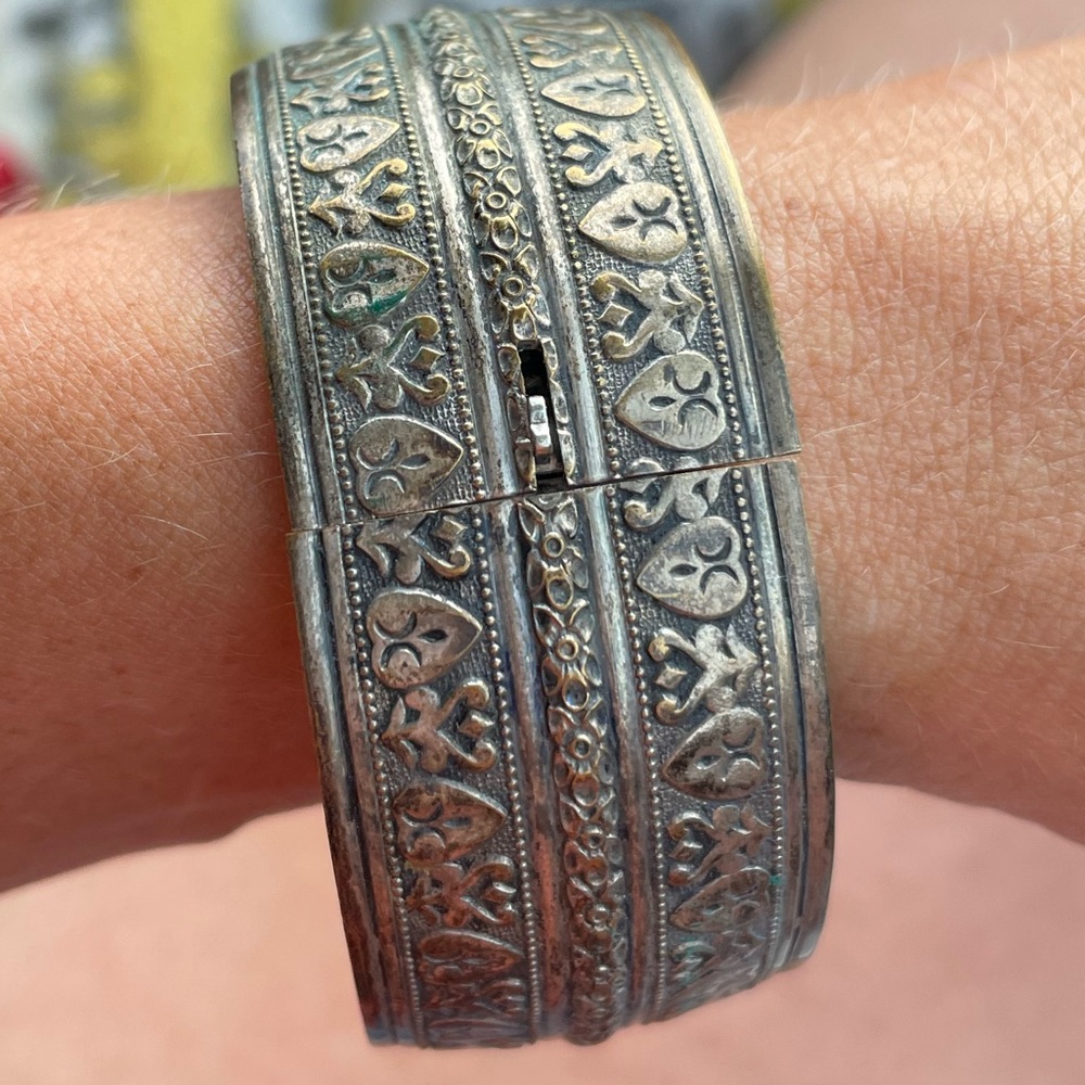 Antique ethnic hinged bracelet - Picture 4 of 6